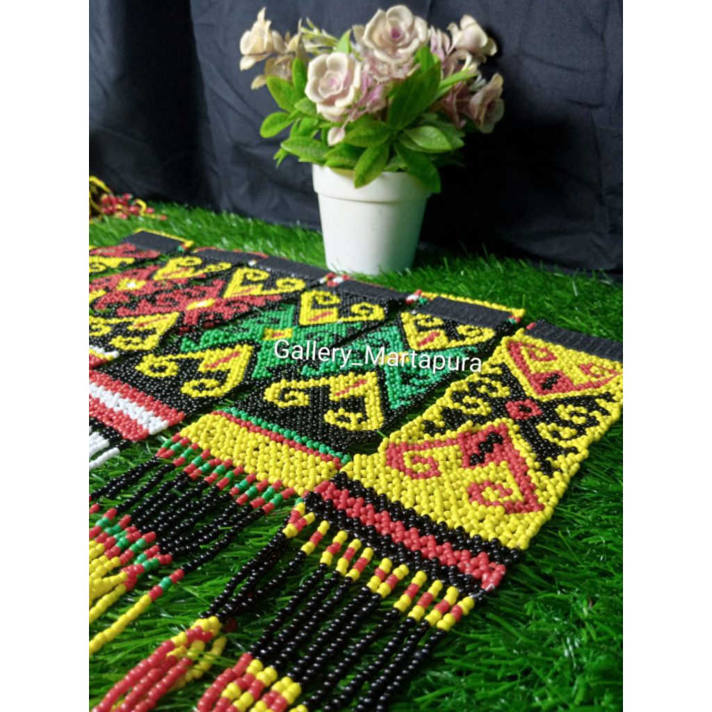 Gelang manik dayak_Gelang manik rumbai khas dayak