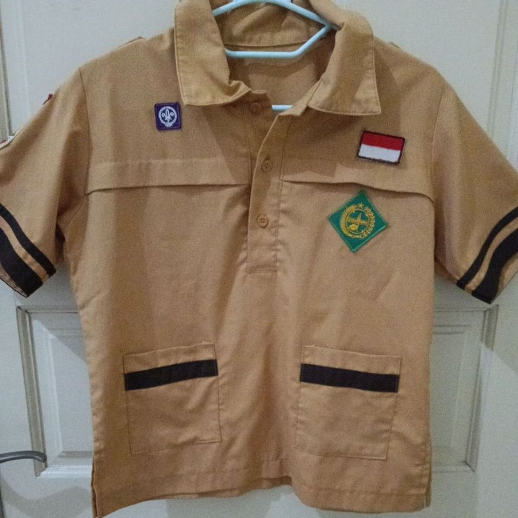 satu set baju Pramuka anak laki laki . bahan bagus. katun. kondisi bagus. preloved