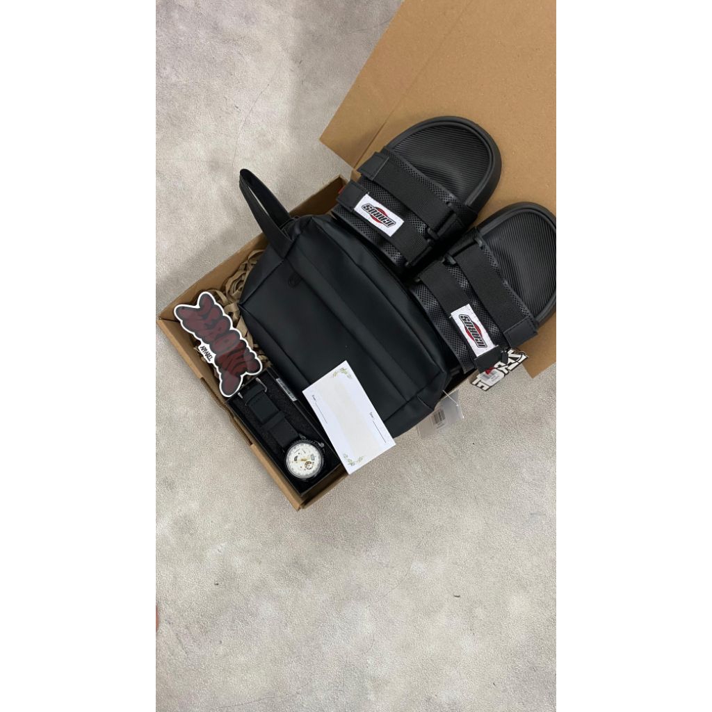 Hadiah Spesial Cowok – Jam Tangan Pria, Tas Trendy & Sandal Casual
