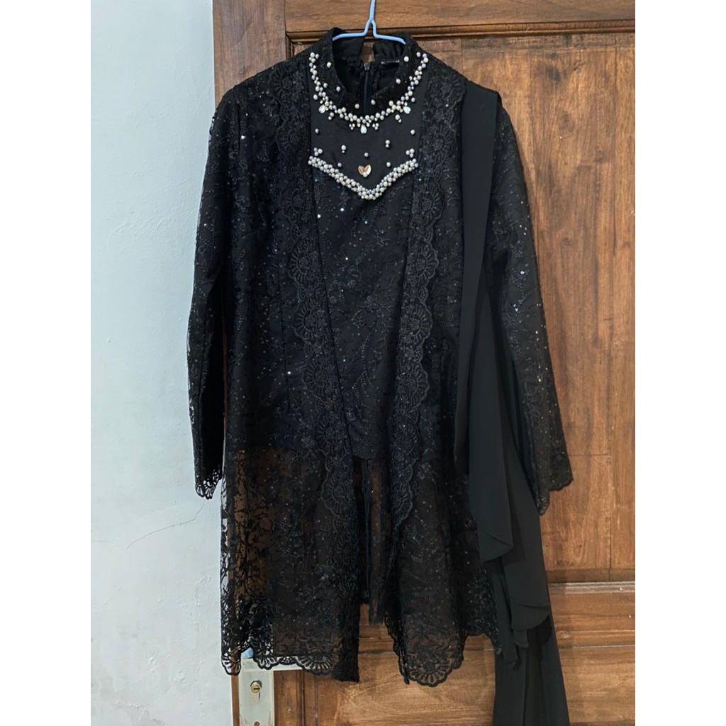 kebaya Akita Hitam