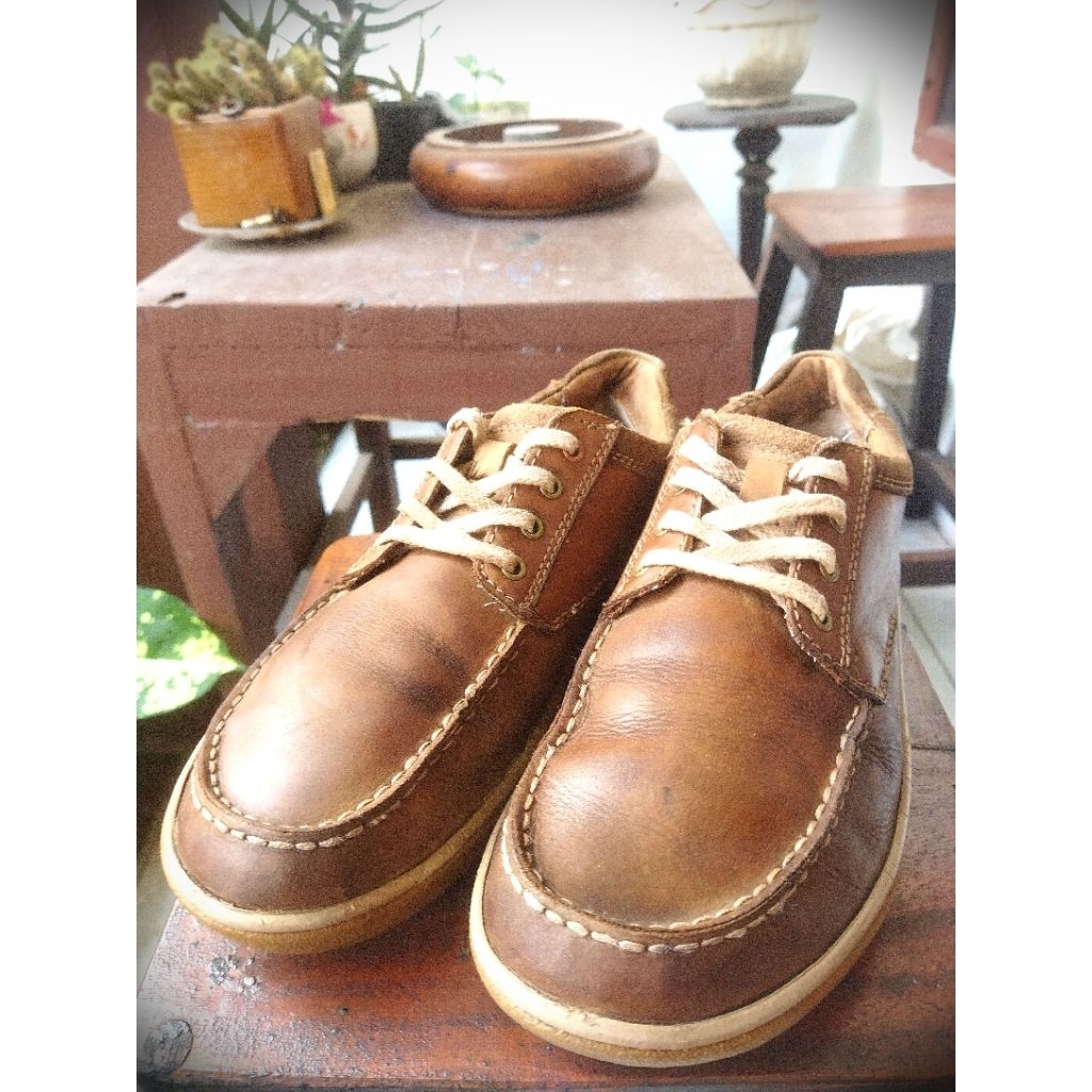 sepatu sneakers kulit seken brand Clarks sz 42