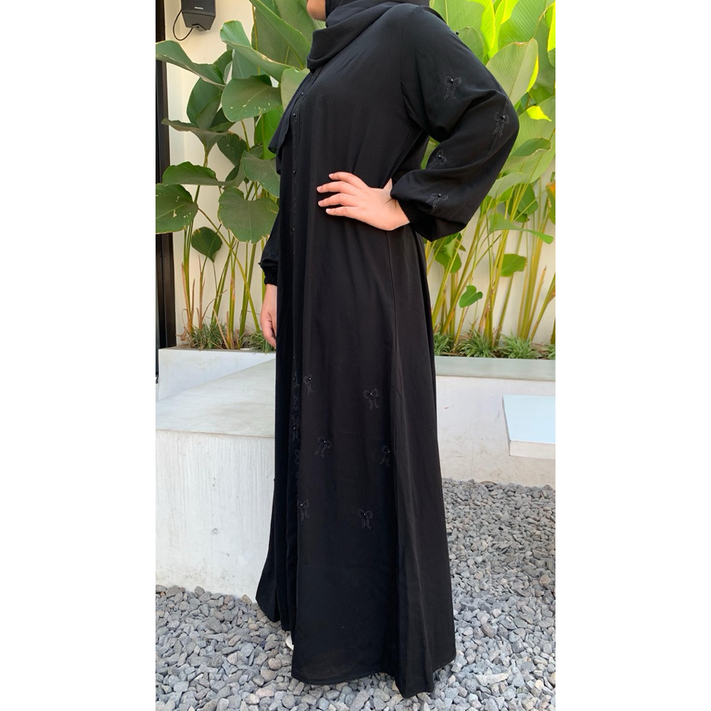 Abaya Hana Byjironah full kain jetblack dengan hiasan manik manik serta payet setrika.