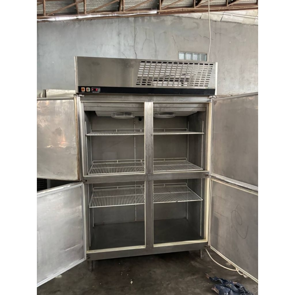 Upright chiller 4 pintu- merek sanden intercool