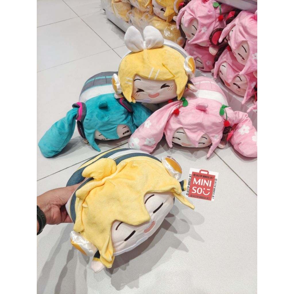 MINISO x HATSUNE MIKU Bantal Sofa Plush / Boneka HATSUNE MIKU / KAGAMINE LEN / KAGAMINE RIN (Bantal 