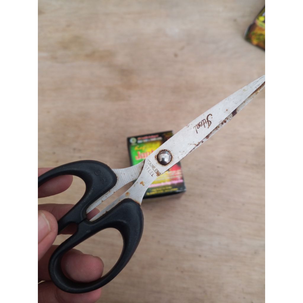 

gunting kertas isi 10 jtn k