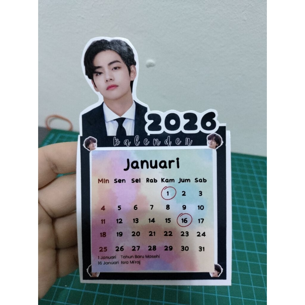 

Kalender Meja Mini Custom – 9x9 cm | 12 Bulan | Bisa Foto Sendiri