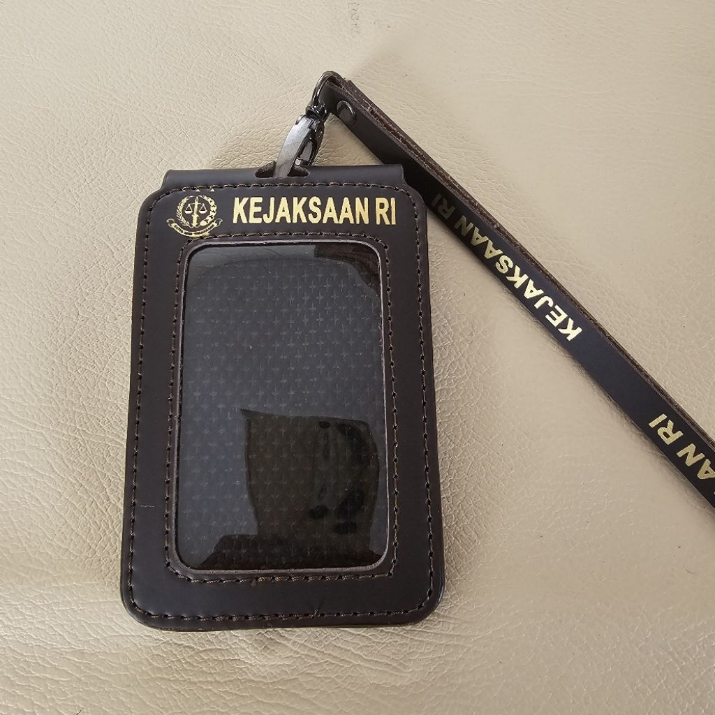 

Tempat Kartu Id Card Kulit Lipat Dengan Logo KEJAKSAAN RI