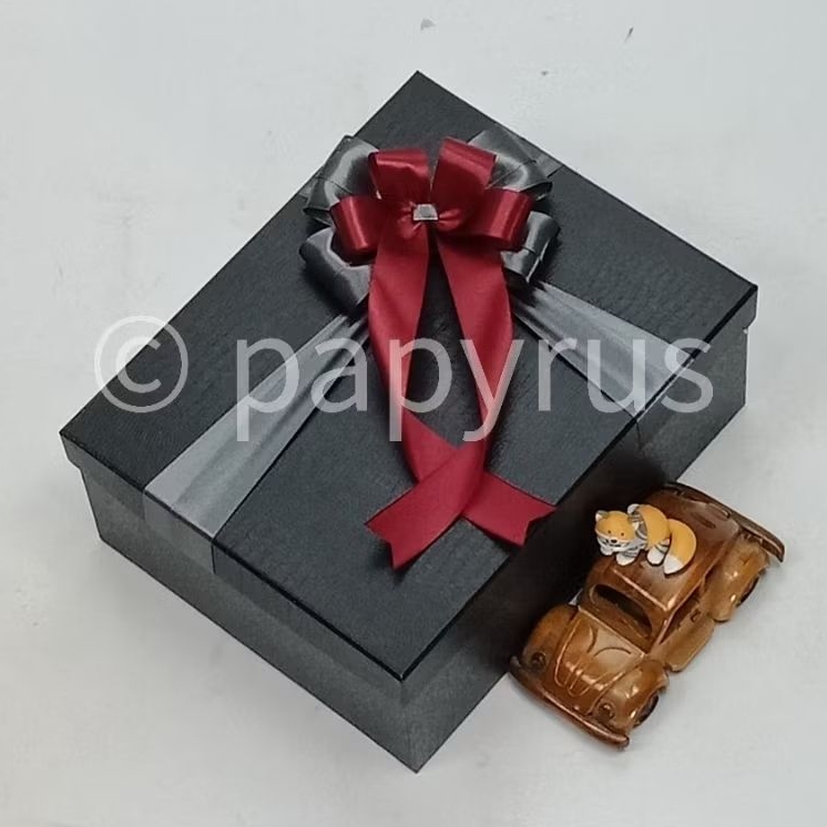 

PAPYRUS Kombinasi 20x25 Tinggi 10cm Kotak Kado Gift Box Hardbox Hampers V2
