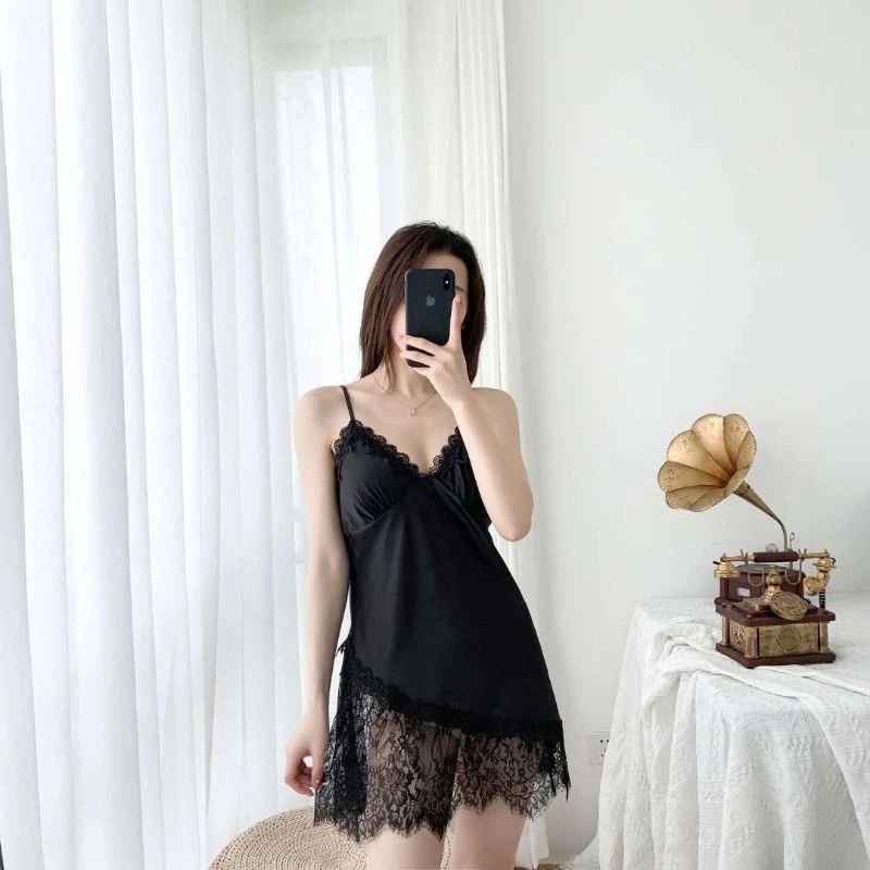 Gaun Tidur Wanita Seksi - Desain Bodycon dengan Renda dan Tanktop, Menampilkan Siluet Indah