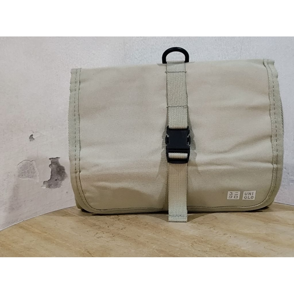 Uniqlo Tas Travel Toiletries Pouch Beige