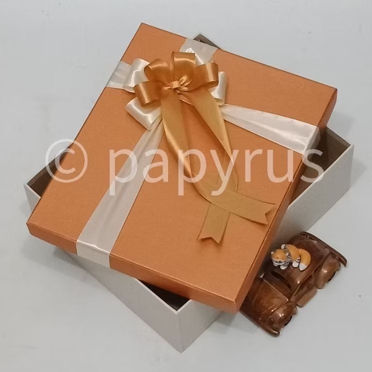 

PAPYRUS Kombinasi 25x30 Tinggi 8cm Kotak Kado Gift Box Hardbox Hampers V3
