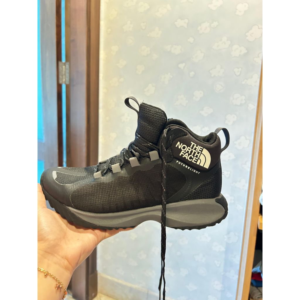 Thrif sepatu tnf 100% original store tanpa kardus.foto real pict