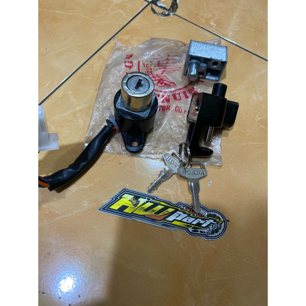 kunci set keyset kontak kunci stang helmet holder NOS c70 c50 c90