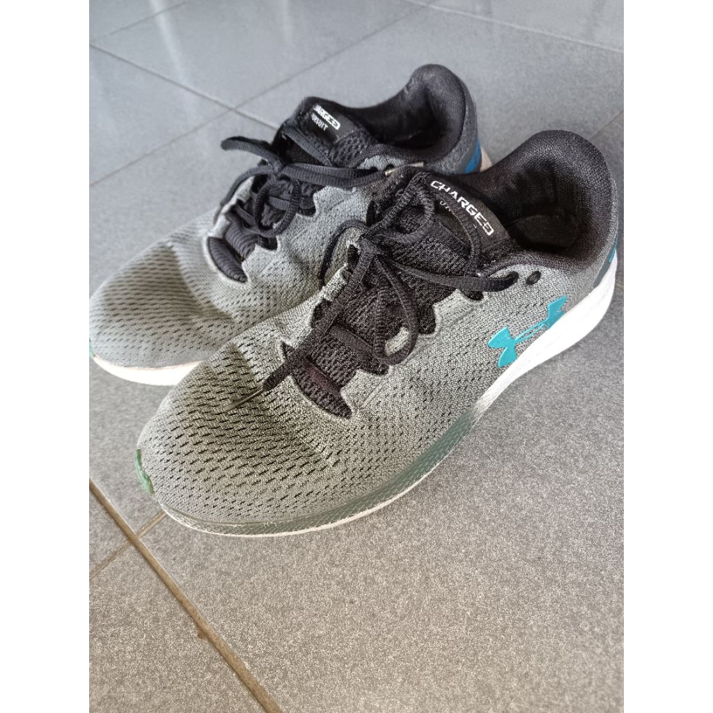 Sepatu UA Charged Pursuit 2 size 42,5 insole 270