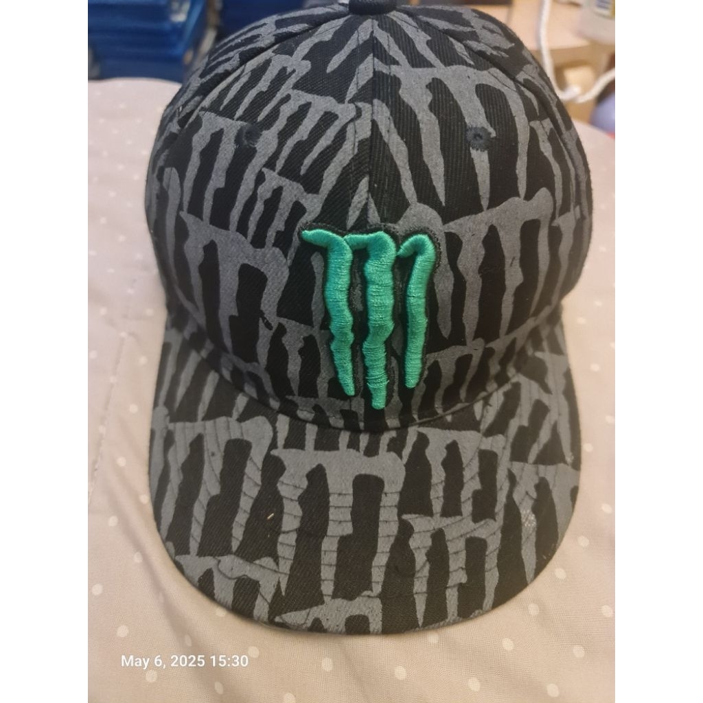 topi monster energy