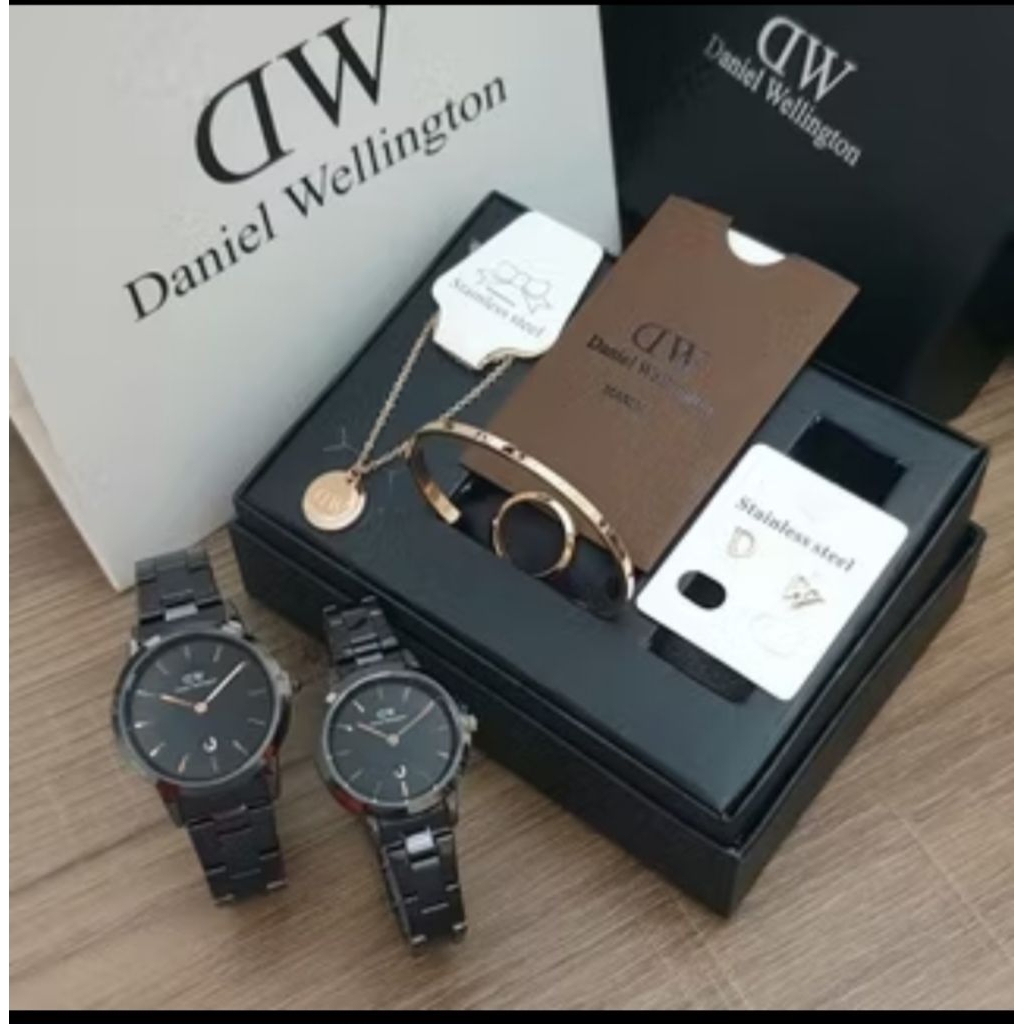 JAM TANGAN COUPLE FREE ACC PAPER BAG, BATERAI, KALUNG CINCING GELANG DAN JAM TANGAN HUSH PUPIES