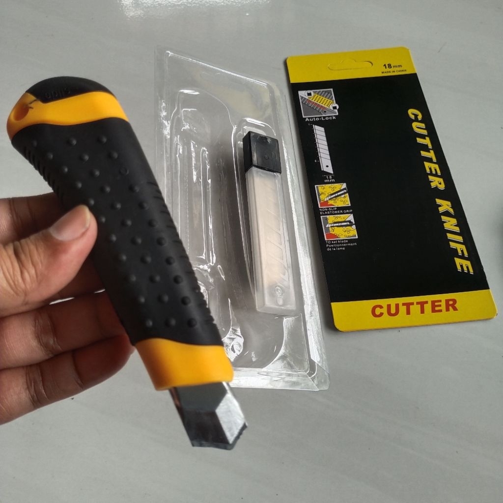 

Cutter Pisau Besar 18mm Tebal + Isi Pisau Cadangan | Alat Potong Serbaguna