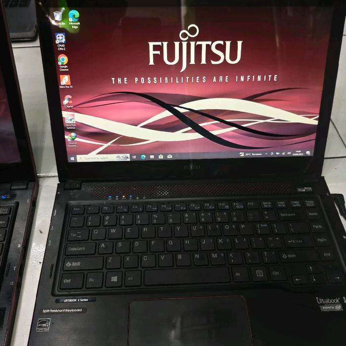 Laptop FUJITSU UH574 Core i7 – RAM 8GB | SSD 256Gb | Second Bergaransi