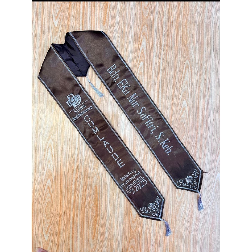 selempang leher saten v +logo belakang, cumlaude ukiran batik ujung gantungan Tasel