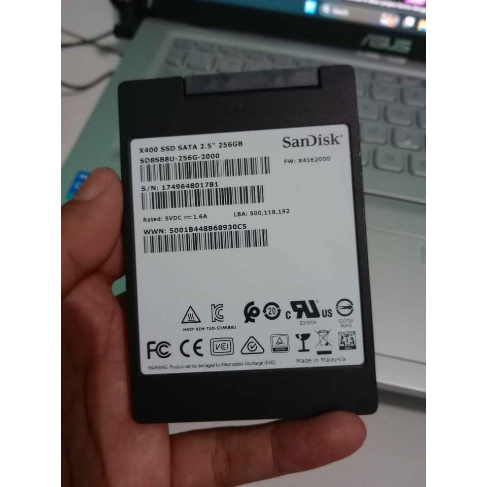 ssd sata 256gb merk sandisk kodisi like new 100%