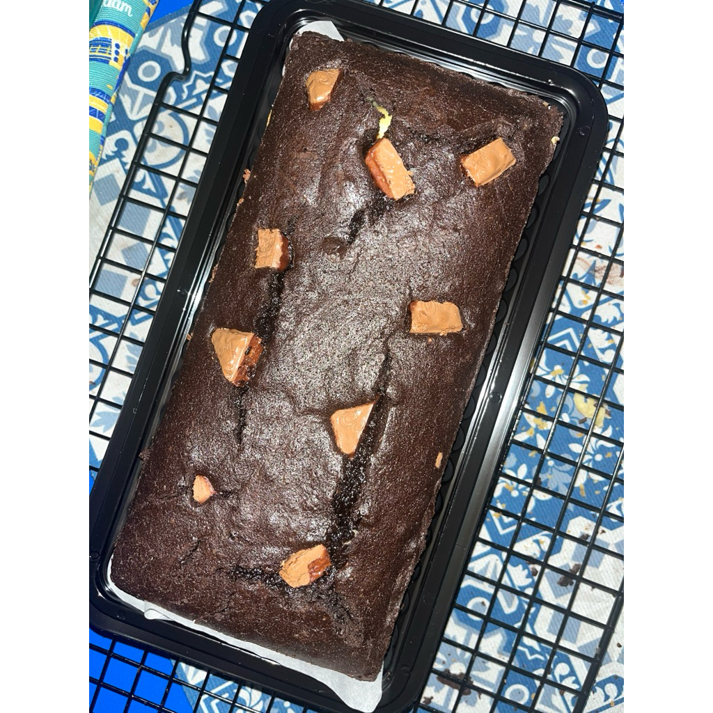 

Brownies nyoklat dengan topping cadburry 22x10cm