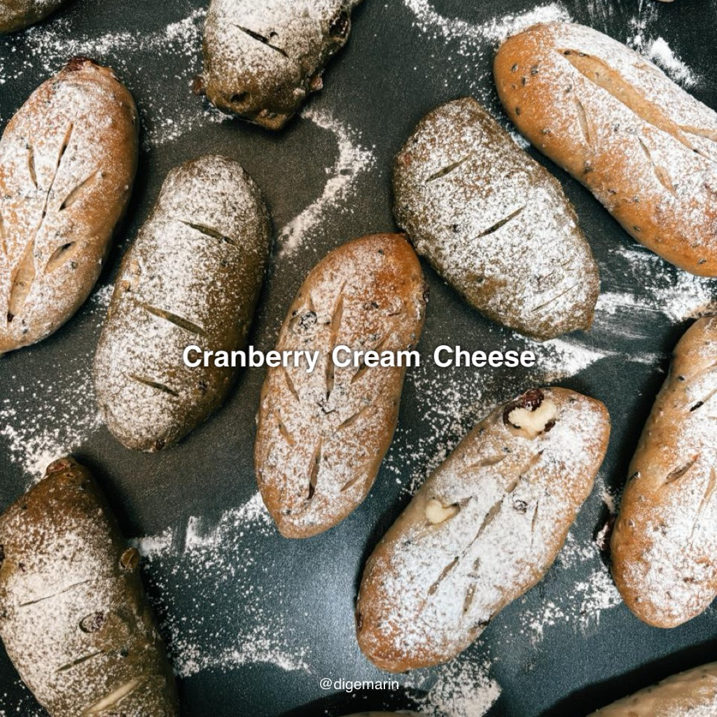 

CRANBERRY CHEESE MACAN BREAD - Digemarin (MIN 5/BAG each VARIASI) NO MIX