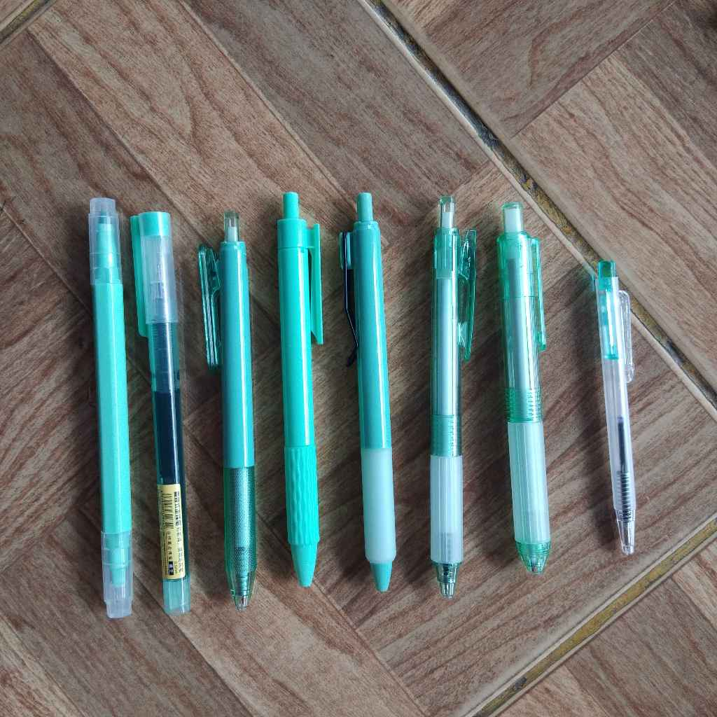 

Preloved Pulpen Warna Hijau All in One 8 Pcs