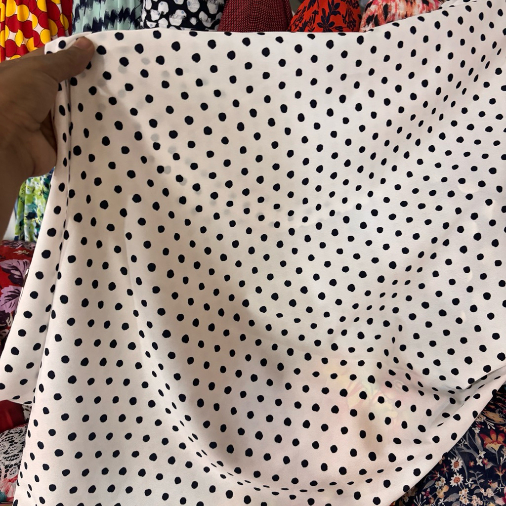 Kain Crepe Motif Polkadot hitam putih – Bahan Halus Adem, Cocok Untuk Gamis, Hijab, Dress tre