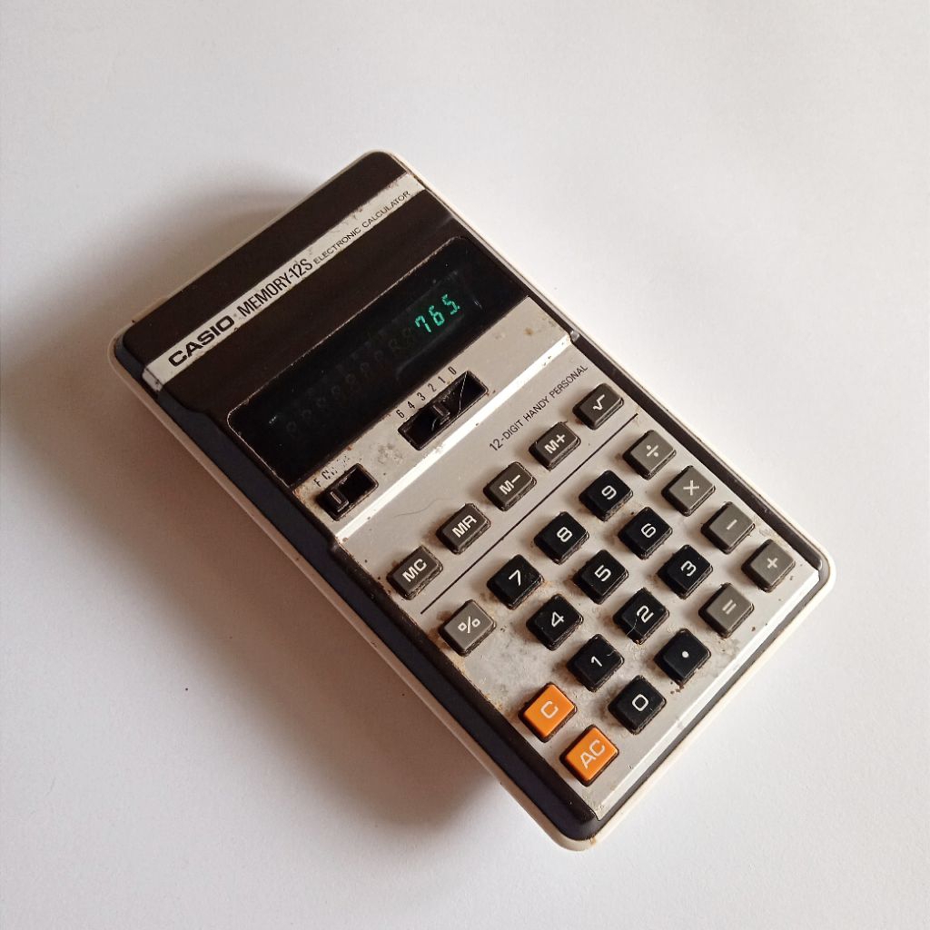

Antik Vintage Kalkulator Jadul CASIO Memory - 12S Made in Japan Hidup Tidak Normal Bodi Utuh Display Only