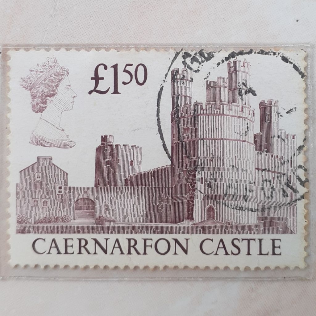 

Perangko Inggris Queen Elizabeth II - High Value Castles - Decimal (Caernarfon Castle) Tahun 1988