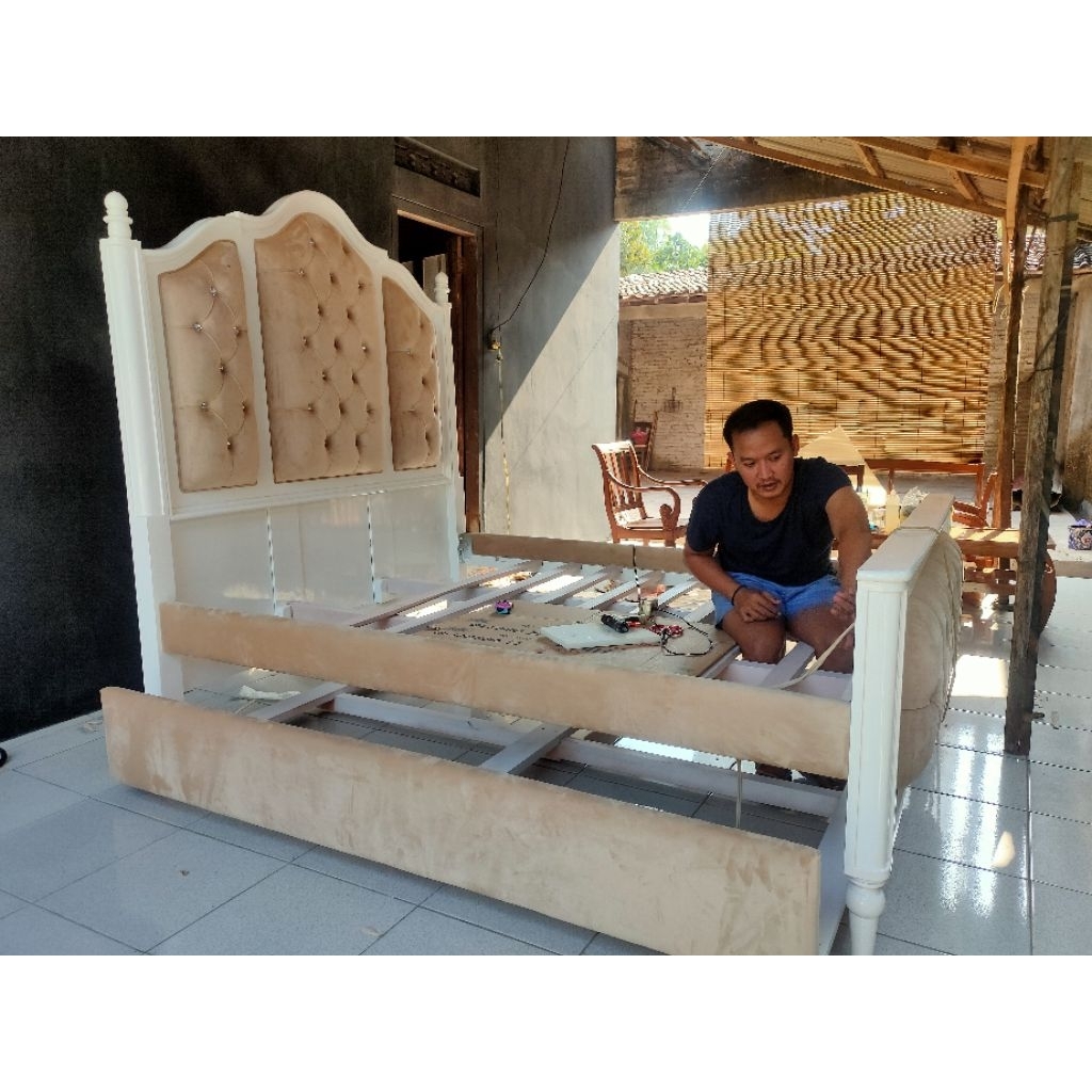 Dipan jok sultan Anak Sorong laci putih 100x200