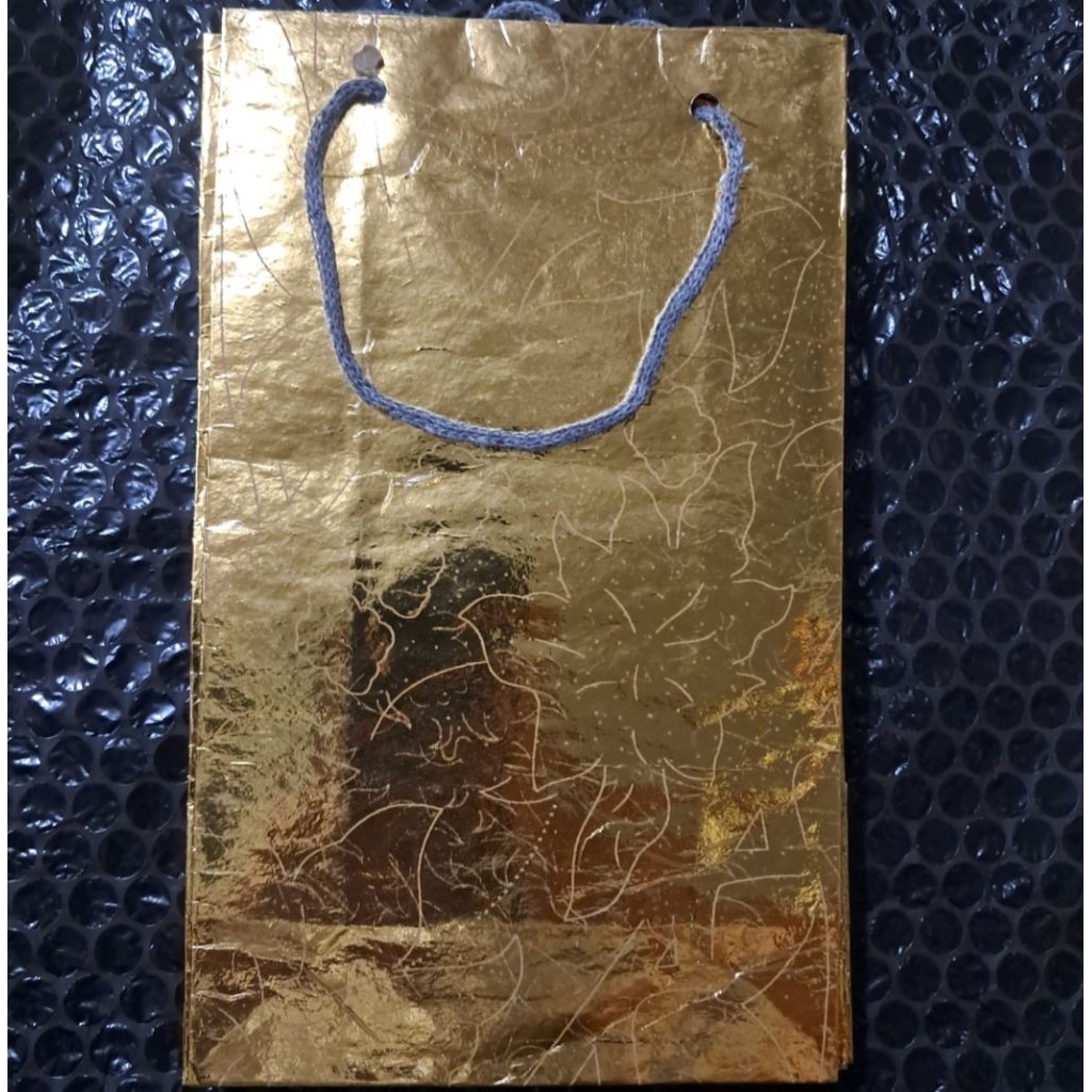 

PAPERBAG GOLD UKURAN 15X8X25 LAMINASI GLOSY / PAPERBAG EMAS WATER PROFF