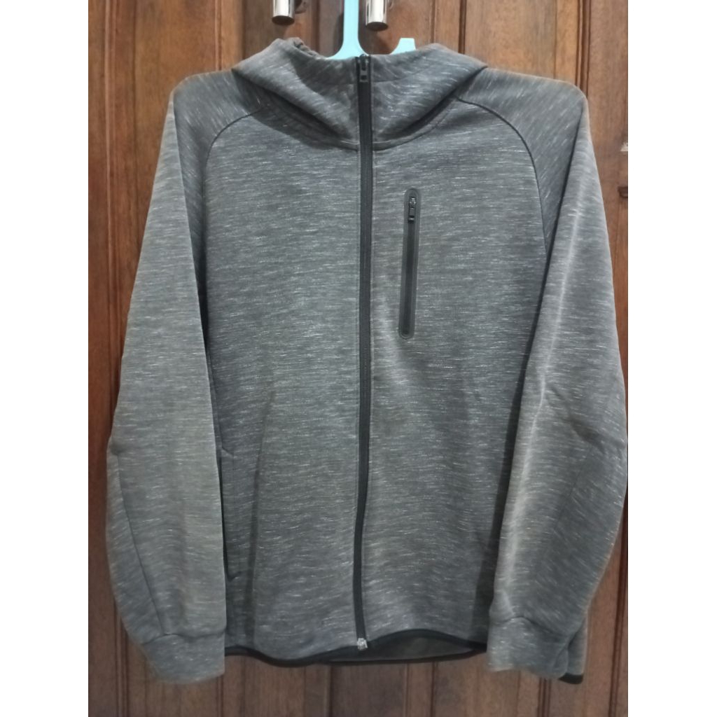 (Preloved) Uniqlo Softshell Warna Abu