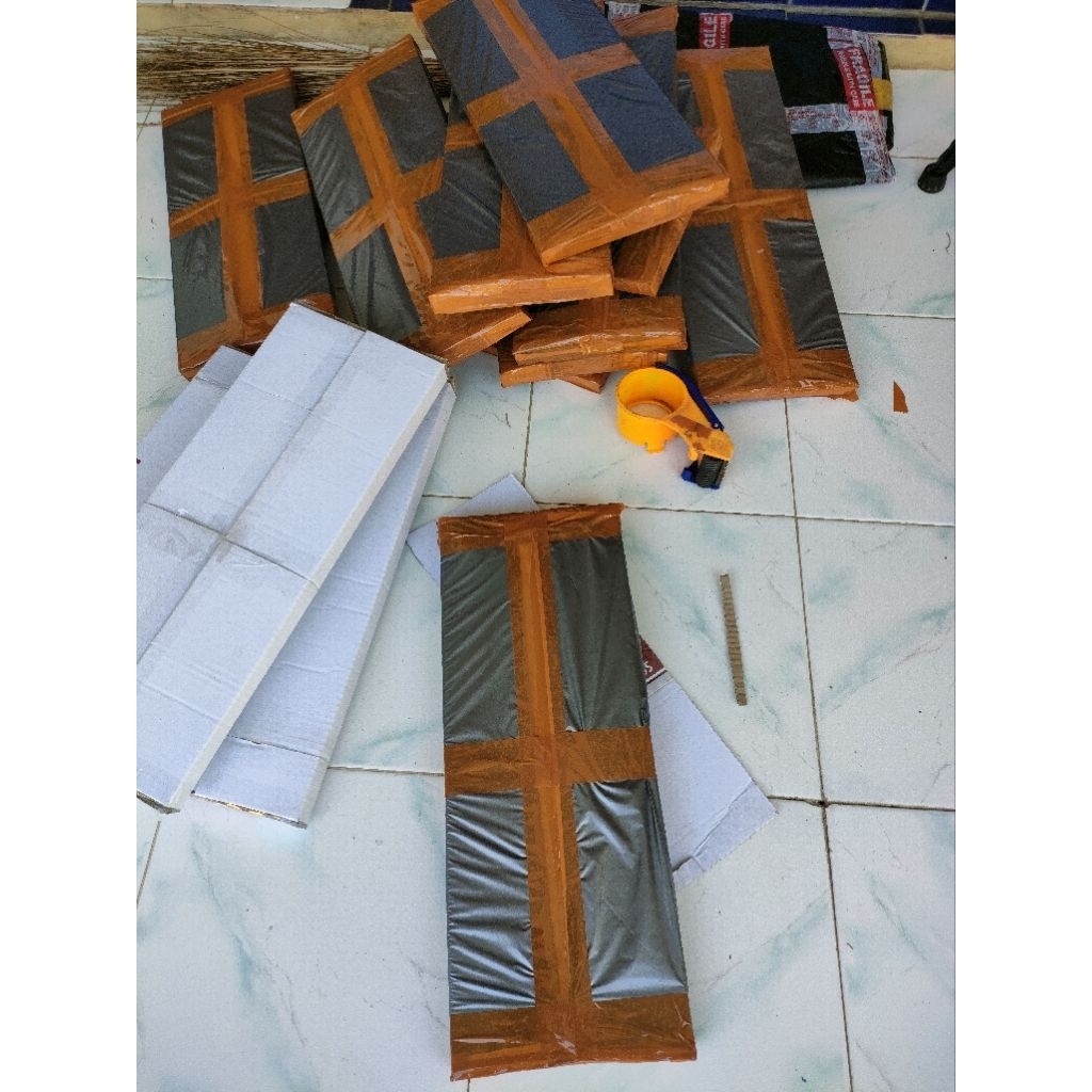 

Kardus 65cm cincin putih lengkap sama sarung pengamannya