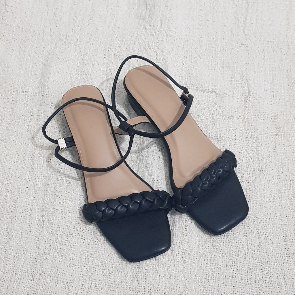 [PRELOVED] SANDAL PVRA dan SANDAL PLUVIA