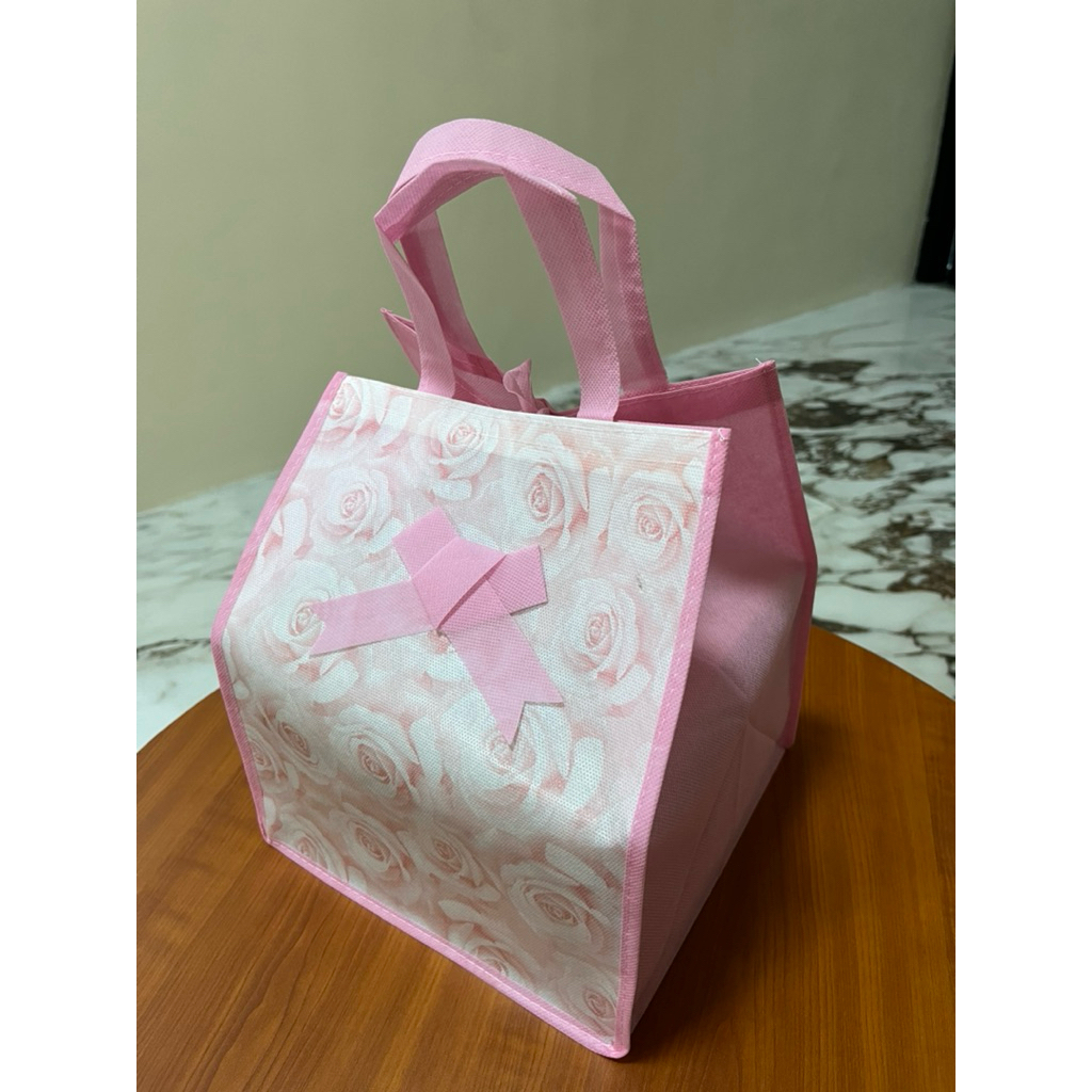

TERMURAH!! (ISI 1 LUSIN = 12 PCS) Tas Hajatan Goodiebag Motif Bunga Pita 22x22 cm / Tas Nasi Box / Tas / Tas Belanja