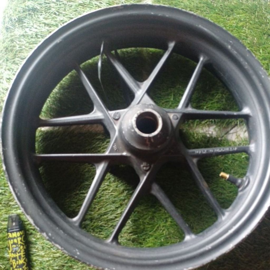 velg pelak depanHONDA ADV 150 original