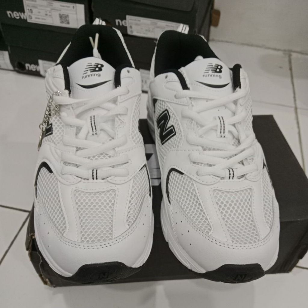 Sepatu Pria dan Wanita New Balance 530 Original – Sneakers Retro & Stylish # White / Black #
