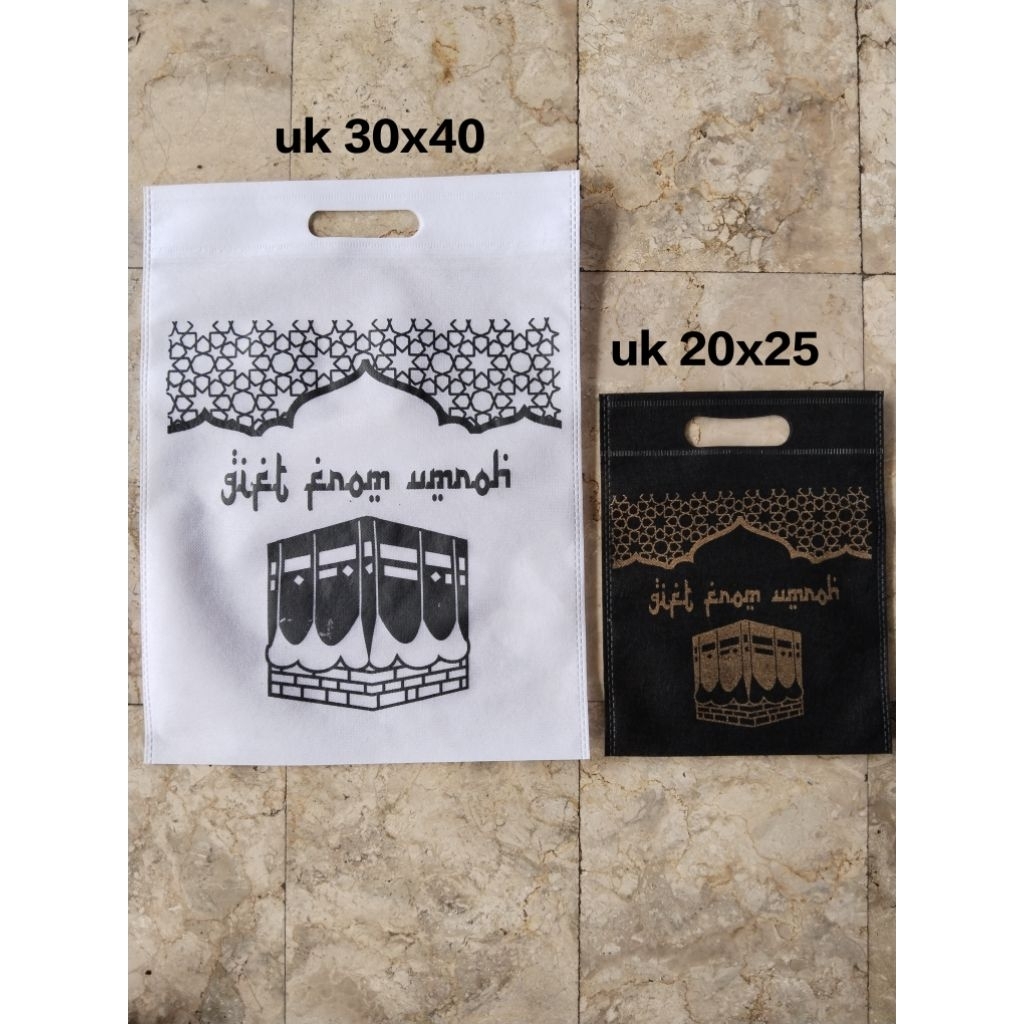 

Umroh Tas Snack Model Spunbond Goodie Bag Tali Berbagai Ukuran Besar Kecil dengan Desain Ka'ba Hitam Putih Belanja