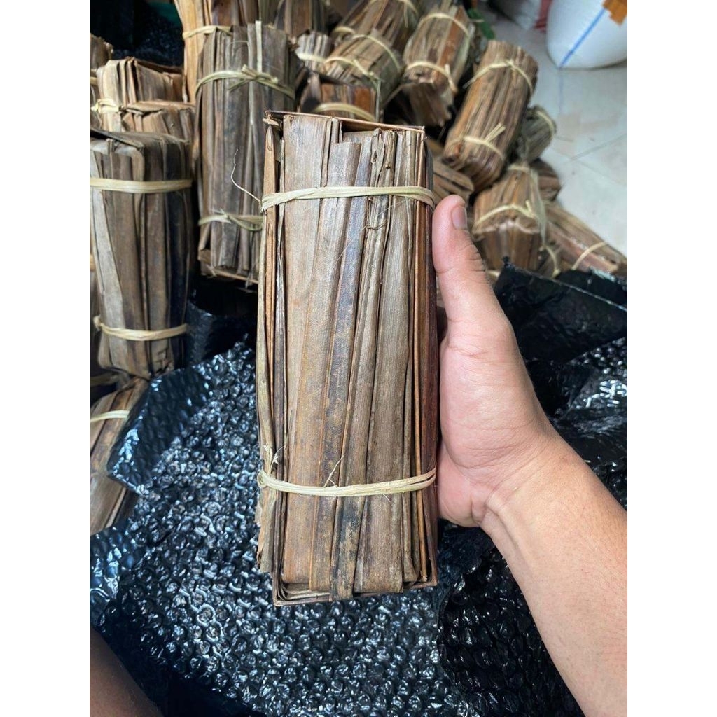 

gula aren asli 100% 1kg di bungkus daun di jamin asli harga terjangkau siap kirim