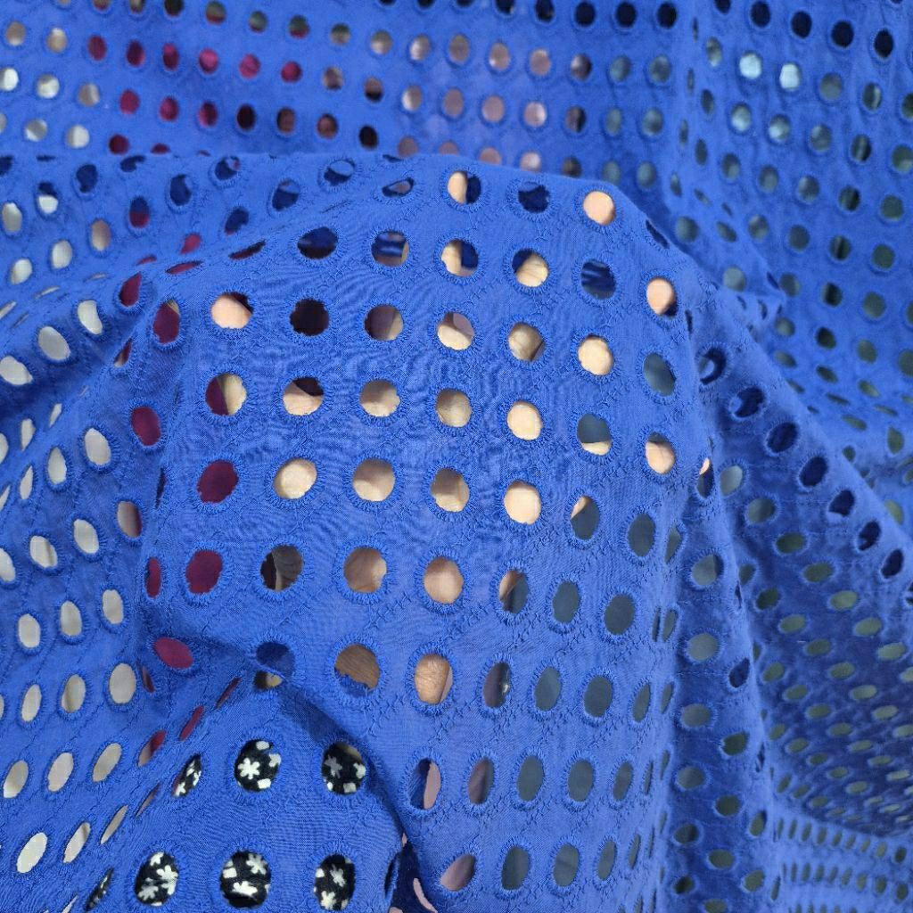 KAIN KATBOL PREMIUM SISA GARMENT WARNA BIRU ELEKTRIK - KAIN KATUN BORDIR BOLONG - KAIN KATUN BOLONG 