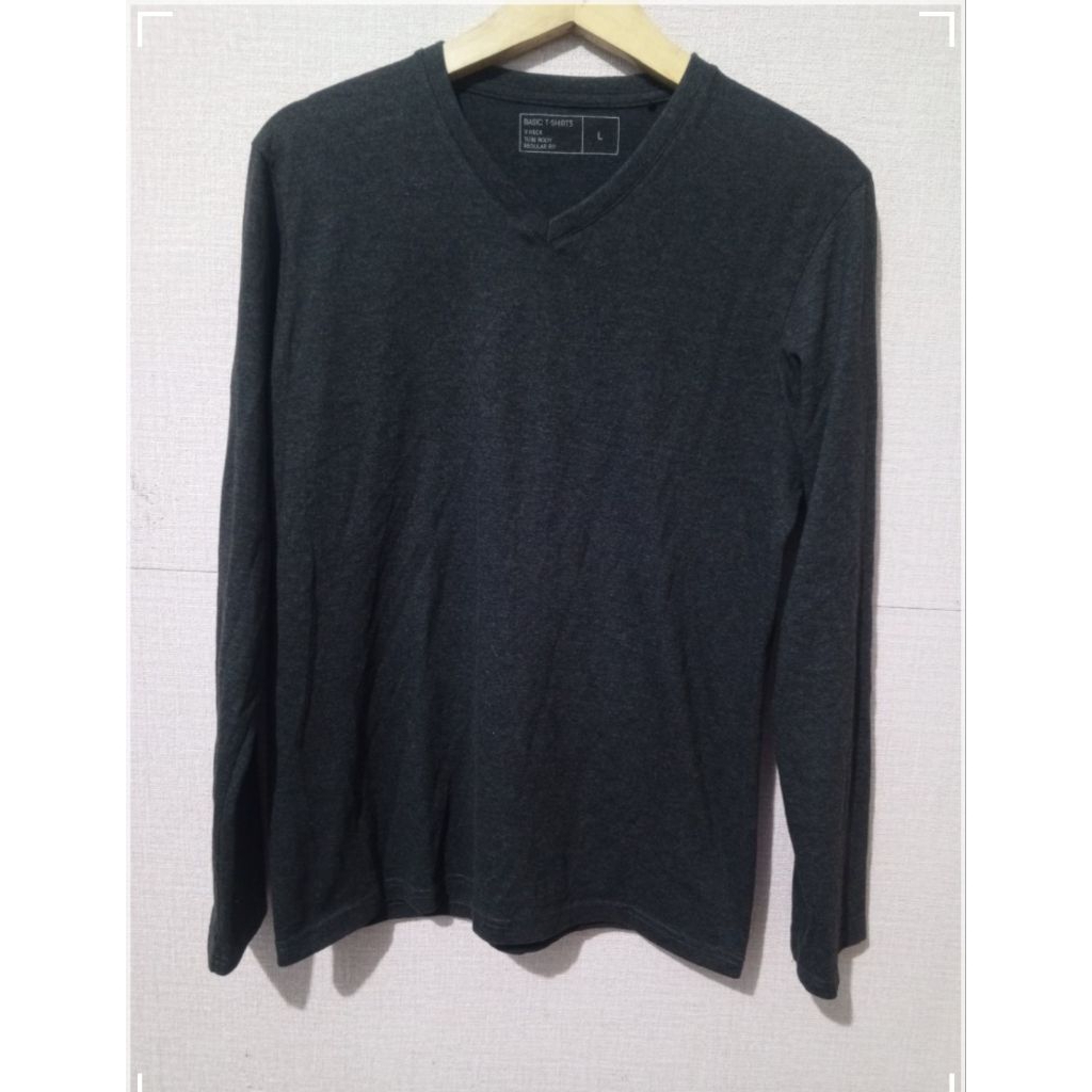 Baju kaos vneck lengan panjang uniqlo size M fit L second