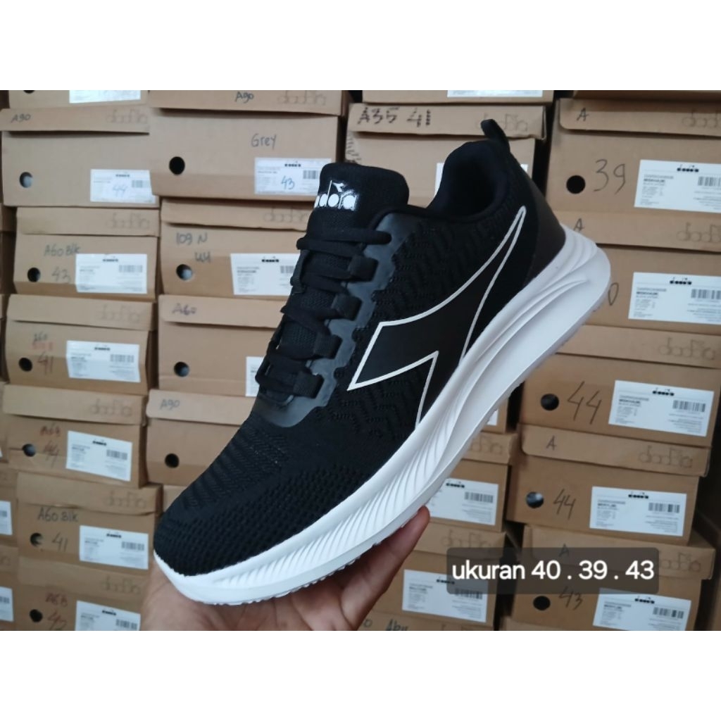 sepatu sport runing pria diadora hitam original asli