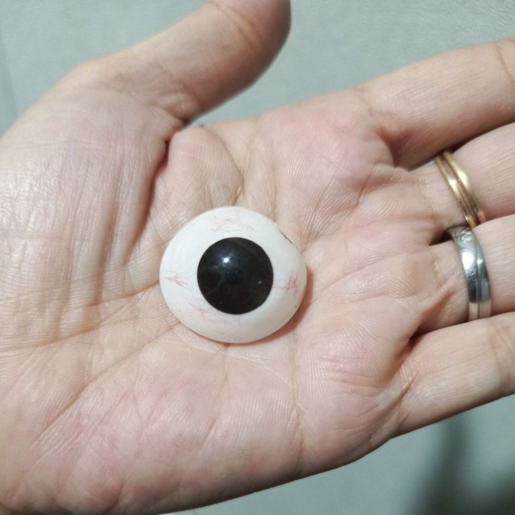 Bola mata palsu buatan / artificial prosthetic eye warna hitam dan coklat tua