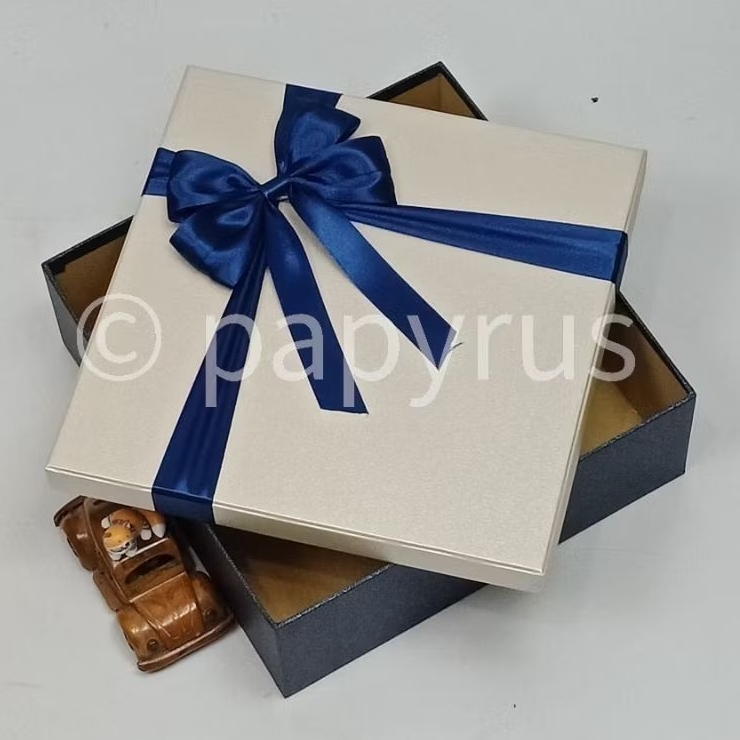 

PAPYRUS Kombinasi 30x30 Tinggi 8cm Kotak Kado Gift Box Hardbox Hampers Hadiah V3