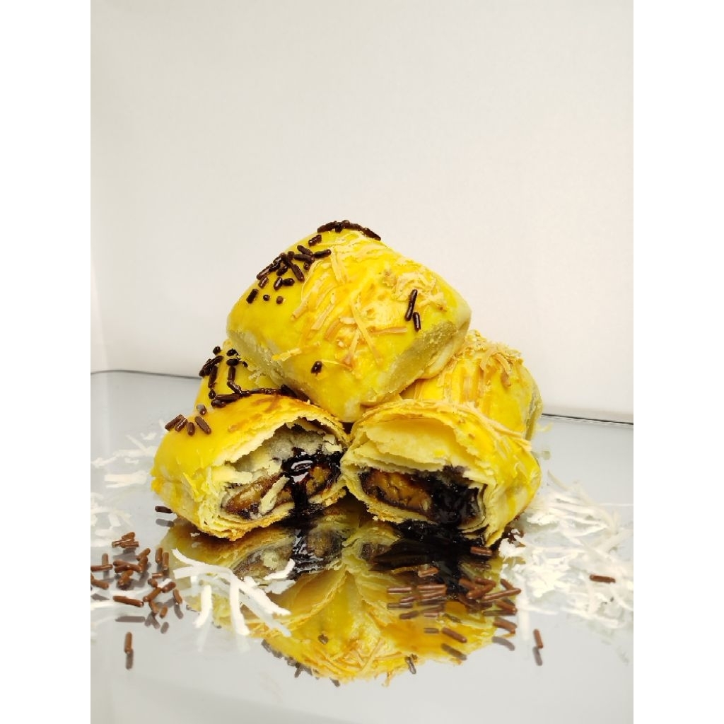 

Bolen Pisang Isi 8 pcs – Fresh From The Oven – Camilan Enak Homemade