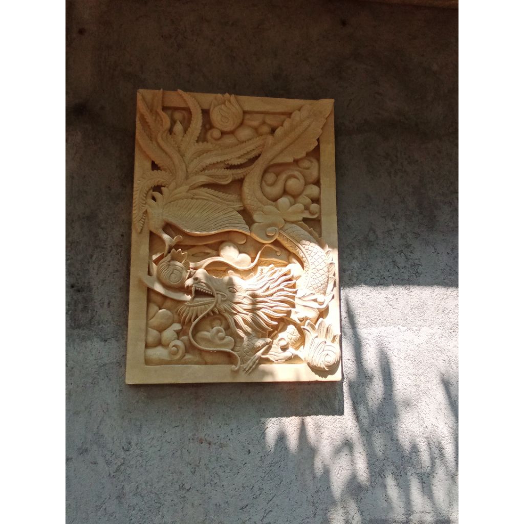 ukir batu alam dengan motif naga hiasan dinding