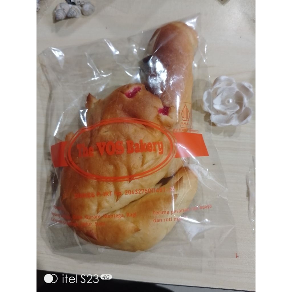 roti buaya kecil vos bakery