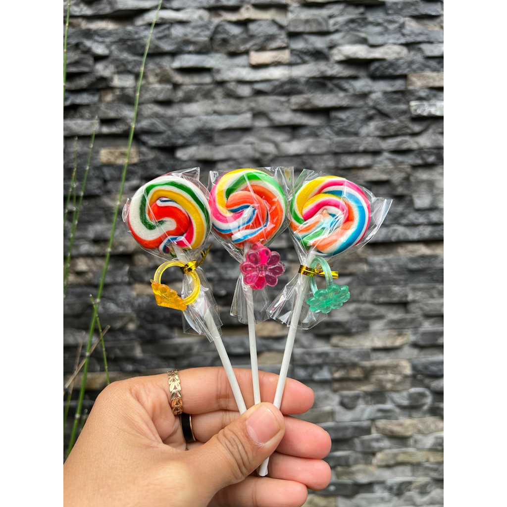 

PERMEN LOLIPOP BULAT CINCIN ISI 20 PCS GROSIR NGGRAMING CANDY LOLIPOP