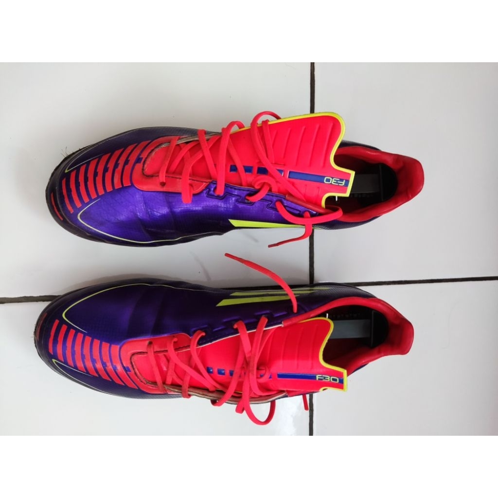 sepatu sepak bola adidas f30